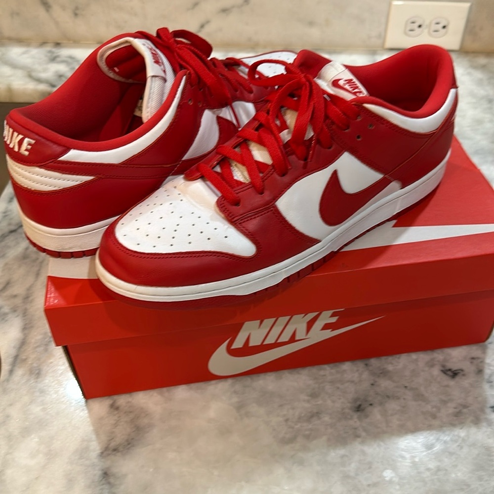 Nike dunk low. White and University red. Pretty much new. Only worn once.